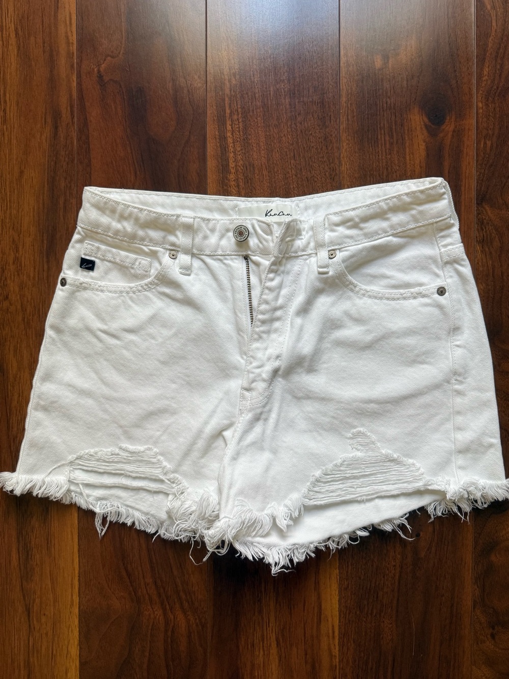 KanCan White Distressed Shorts / Size Small / EUC! 🤍
